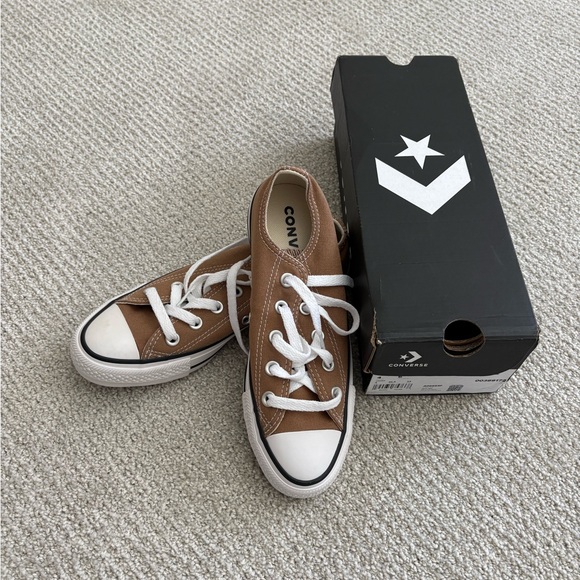 Women’s Converse size 6 in Hot Tea - Picture 2 of 4